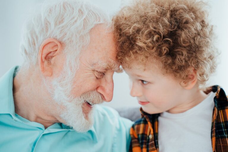 Τα παιδιά με παππούδες και γιαγιάδες είναι πιο ευτυχισμένα και ασφαλή