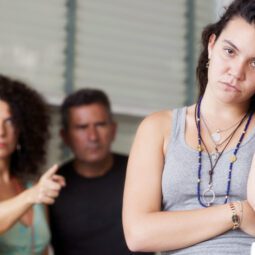 4 Τρόποι αντιμετώπισης ενός θυμωμένου έφηβου