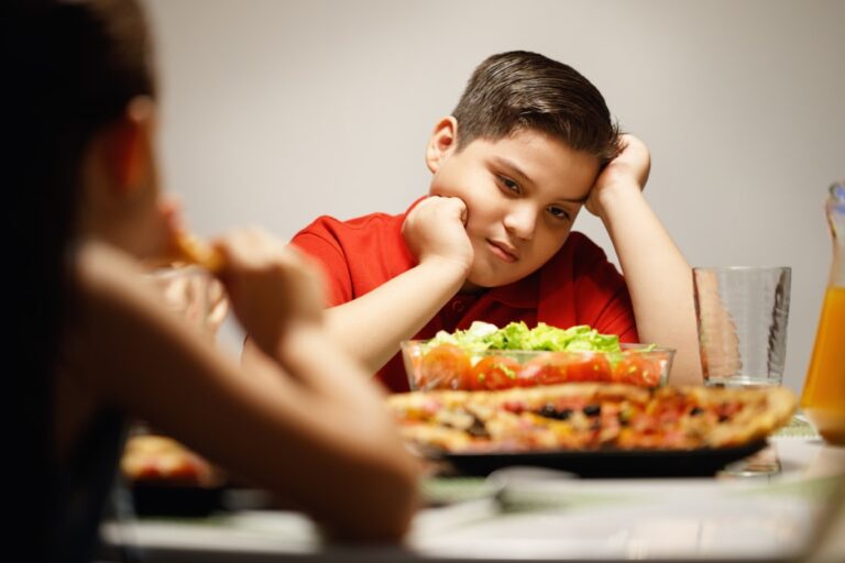 7 τρόποι για να μιλήσετε στο παιδί σας για το σωματικό βάρος